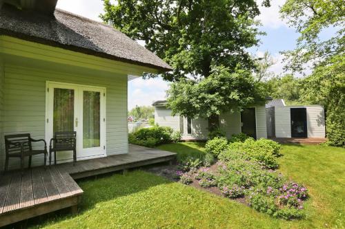 Idyllic Lakehouse - dog is welcome fenced garden