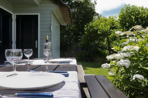 Idyllic Lakehouse - dog is welcome fenced garden