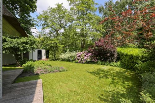 Idyllic Lakehouse - dog is welcome fenced garden