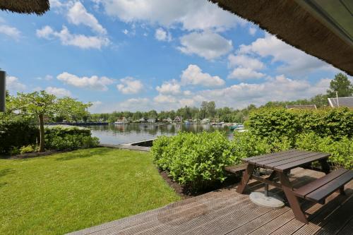 Idyllic Lakehouse - dog is welcome fenced garden