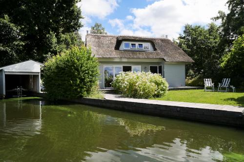 Idyllic Lakehouse - dog is welcome fenced garden