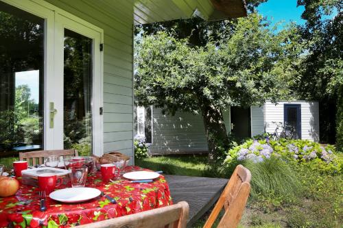 Idyllic Lakehouse - dog is welcome fenced garden