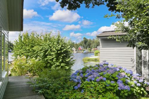 Idyllic Lakehouse - dog is welcome fenced garden