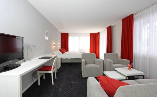 room detail thumbnail 1