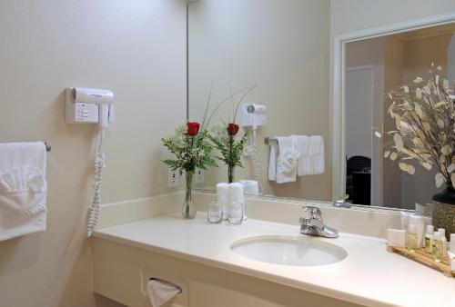 Holiday Inn Express & Suites - Tulare, an IHG Hotel