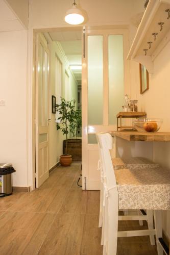 Vincenti Strait Street Suite 4