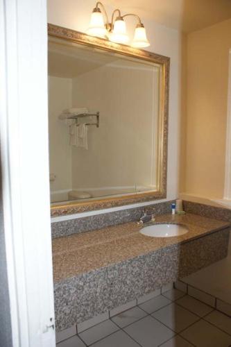 Hwy Express Inn And Suites – Thatcher, AZ