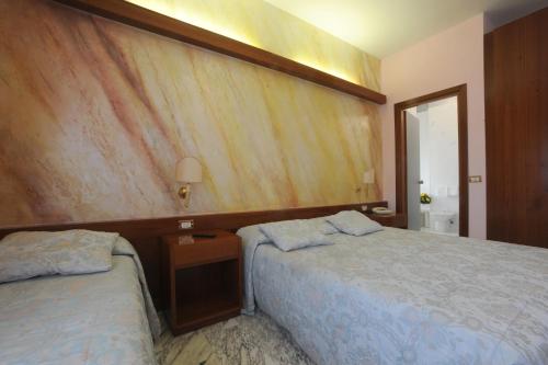 3 twin beds