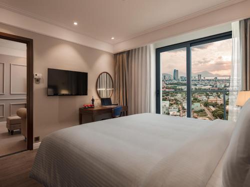 Peace One-Bedroom Suite with Balcony - City View image 2