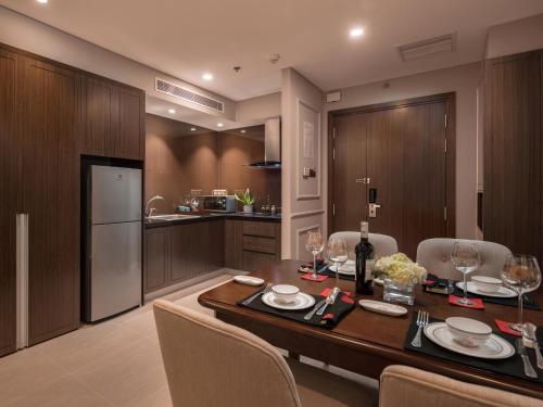 Peace One-Bedroom Suite with Balcony - City View image 6