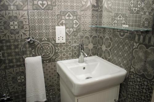 Vincenti Strait Street Suite - image 4