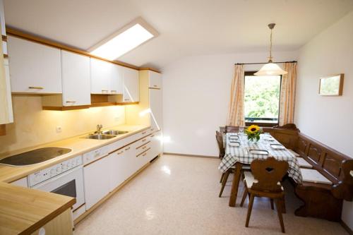 Kitchen, Ferienwohnungen am Marchenpark in Marquartstein