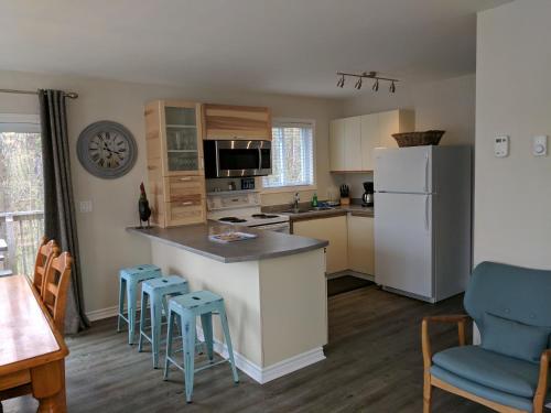 Ogopogo Resort Room Type - Three-Bedroom Garden Court with Fireplace
