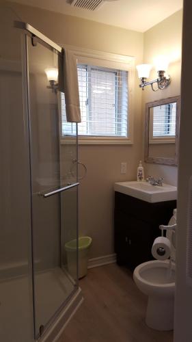 Ogopogo Resort Room Type - Two-Bedroom Lakeside Cottage with Jacuzzi & Fireplace
