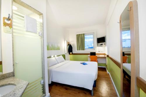 ibis budget Porto Alegre IBIS Budget Porto Alegre is conveniently located in the popular Porto Alegre City Center area. The property offers a high standard of service and amenities to suit the individual needs of all traveler