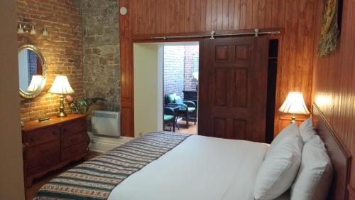 Deluxe King Room room in Hôtel Manoir de l'Esplanade