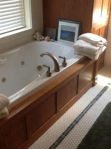 Bathroom, Clary Lake Bed and Breakfast in Jefferson (ME)