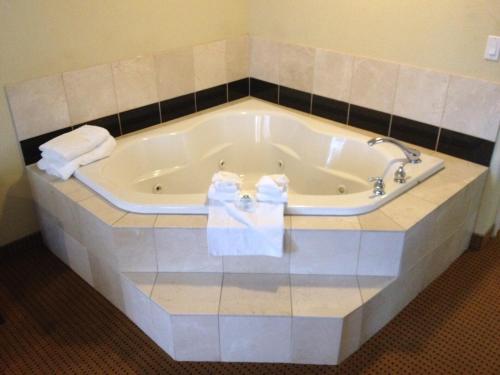 Hot tub, Fairview Inn & Suites in Healdsburg (CA)