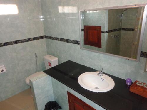 Bathroom, Phouluang Hotel in Xieng Khouang