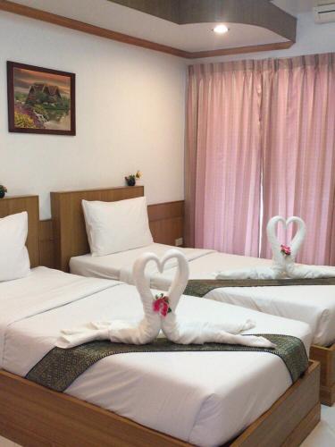 2 twin beds