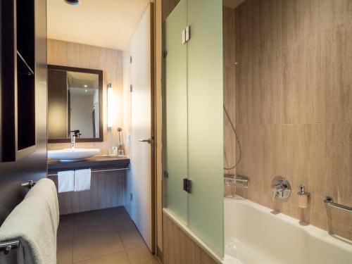 room detail thumbnail 2