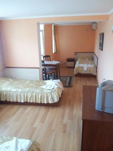 3 twin beds