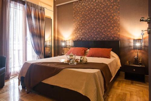 Elegant and Safe Gold and Blue Apartment walk to Acropolis, Афины