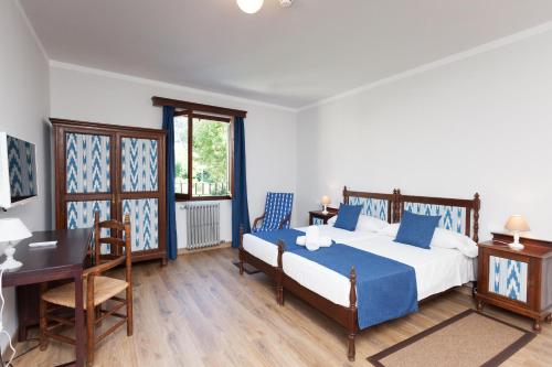 Hotel El Guia Located in Soller, Hotel El Guía is a perfect starting point from which to explore Majorca. The hotel offers guests a range of services and amenities designed to provide comfort and convenience. All 