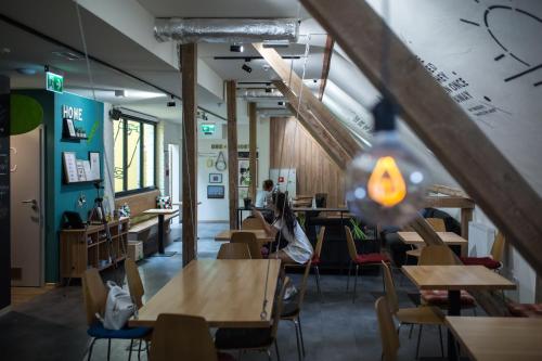 Pub/Lounge, Safestay Warsaw near Nikolausz Kopernikusz Emlékműve