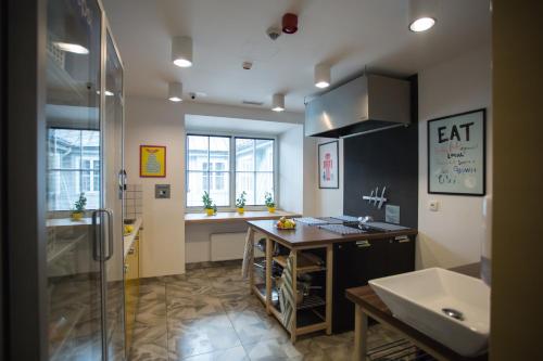 keuken, Safestay Warsaw near Monument to the Warsaw Uprising