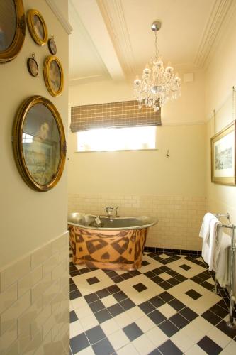 Crown Hotel - image 3