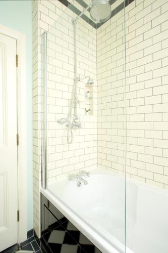 Crown Hotel - image 5