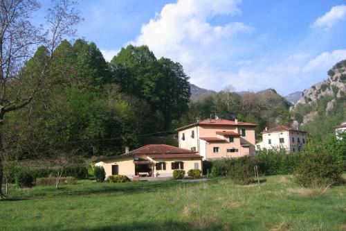 Villa with River Access gîte à louer Lucchio