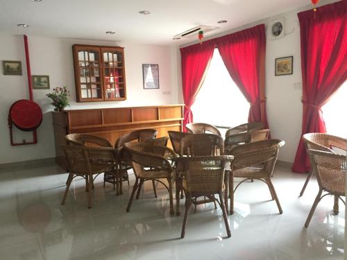 Pub/Lounge, Raja Inn in Miri
