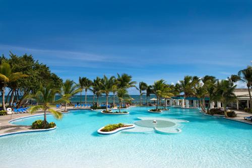 Swimming pool, Coconut Bay Beach Resort & Spa All Inclusive in Vieux Fort