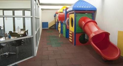 نادي الأطفال, Brighton Hotel Motel in Brighton