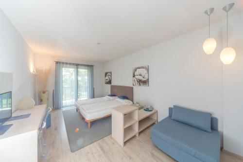 1 twin bed, 1 sofa bed