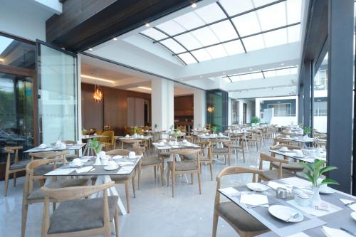 Atrium Ambiance Hotel - image 4
