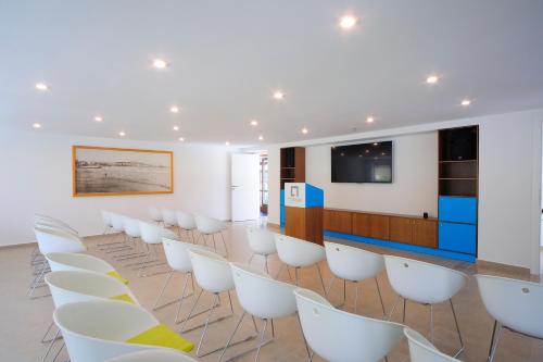 Atrium Ambiance Hotel - image 9