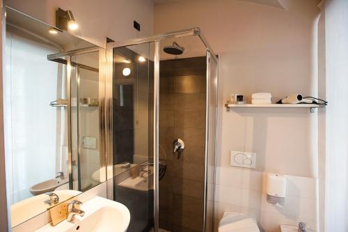 Double or Twin Room image 9