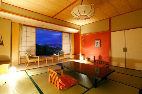 Izu-Nagaoka Hotel Tenbo Izu-Nagaoka Hotel Tenbo is perfectly located for both business and leisure guests in Izu. Featuring a satisfying list of amenities, guests will find their stay at the property a comfortable one. Servi