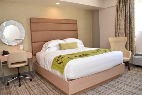 The Fredonia Hotel Set in a prime location of Nacogdoches (TX), The Fredonia Hotel puts everything the city has to offer just outside your doorstep. The property features a wide range of facilities to make your stay a p