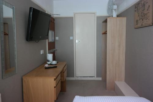 Single Room image 6