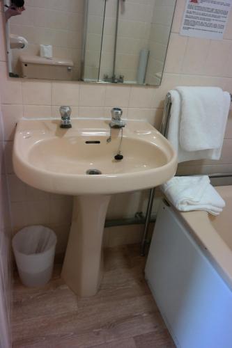 Single Room image 4