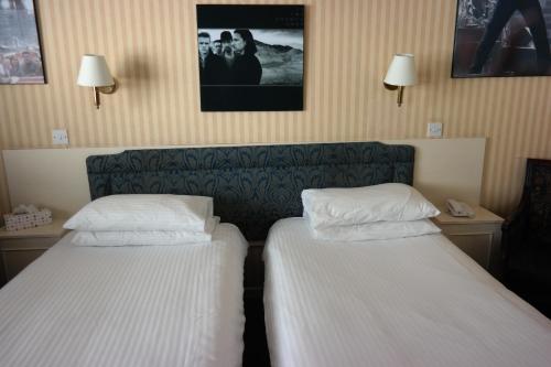 Standard Twin Room image 1