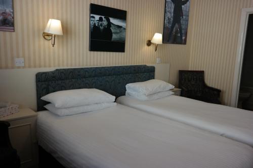 Standard Twin Room image 6