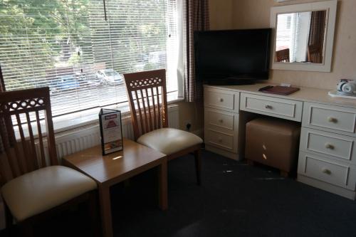 Family Room (2 Adults + 2 Children) image 7