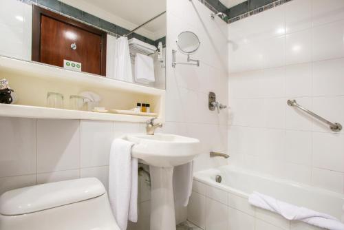 Superior Twin Room image 6