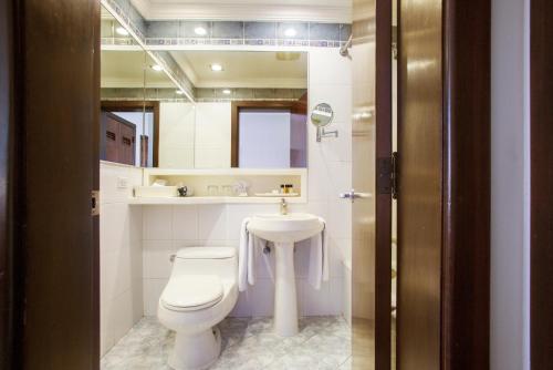 Superior Twin Room image 5