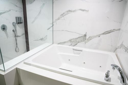 Hotel Xilo Glendale - image 6